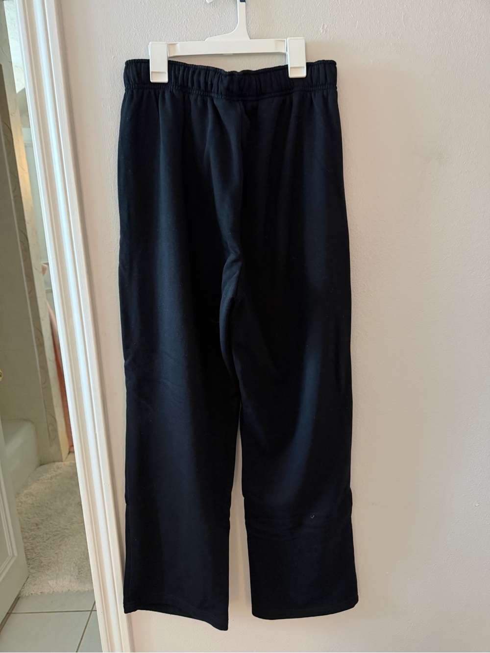 ALO Yoga Accolade Straight Leg Sweatpant - Black - Picture 5 of 6